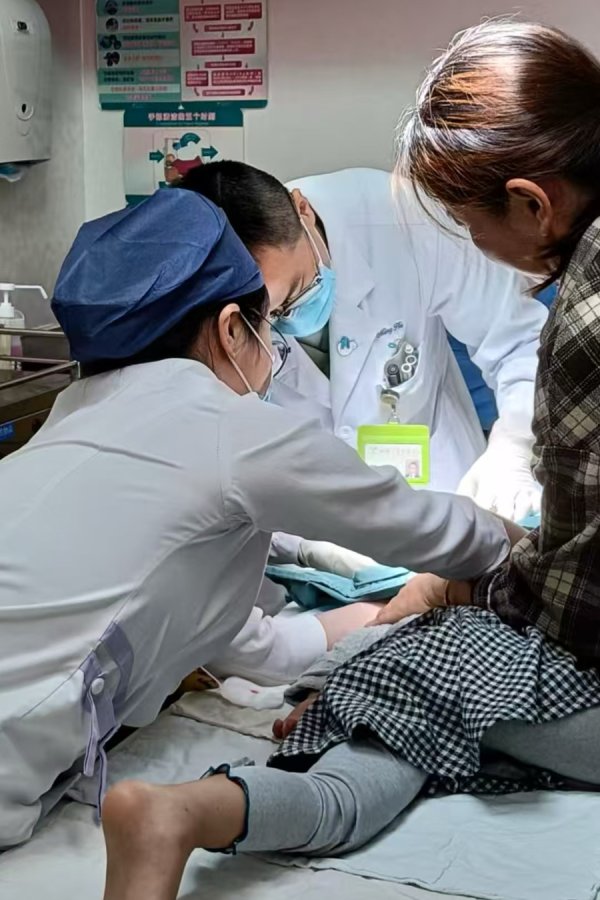 盈富配资 急诊室争分夺秒，移植舱温情守护……他们用坚守为患儿筑起生命屏障